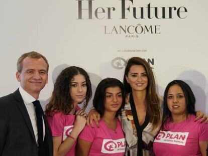 De izquierda a derecha: el director general de Lancôme España, Baptiste Beau, tres de las mujeres que participarán en el programa 'Write Her Future', la actriz Penélope Cruz y la directora general de Plan Internacional en España, Concha López.