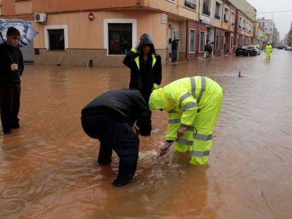 En la imagen, las calles del barrio de les Basses de Alzira donde se han acumulado más de 190 litros por metro cuadrado. En vídeo, calles inundadas en Alzira (Valencia), la noche de este jueves.