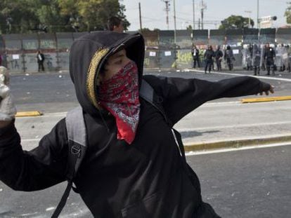 Manifestante en el Congreso de M&eacute;xico, este s&aacute;bado.