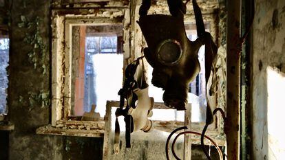 Una casa destruida tras el accidente nuclear en Chernóbil (Ucrania), uno de los lugares retratados en la serie documental.