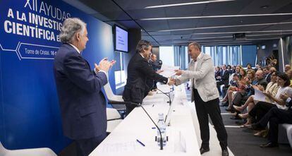 Rubén Moreno, secretario de Sanidad y Consumo, entrega el premio a Rafael de la Torre, del Instituto Hospital del Mar, ante el presidente de la Fundación Mutua Madrileña, Ignacio Garralda.
