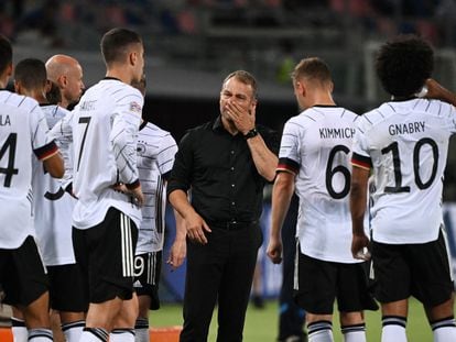 Flick charla con los jugadores de Alemania en Bolonia.