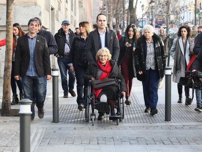 La alcaldesa, Manuela Carmena, recorre este jueves la renovada calle Atocha junto a los concejales José Manuel Calvo y Jorge García Castaño. 