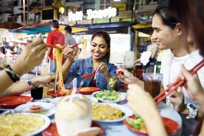 Kuala Lumpur (Malasia). Paraíso de la cocina callejera asiática, vitalista y en constante cambio, la capital de Malasia ofrece una experiencia culinaria única y diversa, que mezcla las influencias de muchos rincones del mundo. Los viajeros van a Malasia por sus selvas tropicales, sus playas de arena y sus idílicos rincones para practicar el submarinismo, pero cada vez más hacen de Kuala Lumpur una parada importante del viaje. Aquí se mezclan mezquitas modernas, museos y rascacielos como las famosas Torres Petronas con los llamados 'hawker centres’ (áreas de restauración típicas de Malasia, Hong Kong y Singapur donde se agrupan muchos puestos independientes de comidas). Es el lugar perfecto para probar recetas como el 'nasi lemak' (el plato nacional, con arroz empapado en leche de coco, salsa picante y muchos condimentos) o el arroz en hoja de plátano. Una visita imprescindible para saborear Kuala Lumpur es el mercado Pasar Seni o Mercado Central, inaugurado en 1888, lleno de puestos donde se vende comida y un poco de todo. O pasear por calles como Jalan Alor, con puestos donde elegir entre unos fideos con carne de cerdo, marisco a la parrilla, 'satays' (brochetas) o frutas dulces y apestosas como el durián.