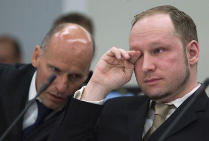 Breivik, junto a su abogado Geir Lippestad, llora durante la presentaci&oacute;n del v&iacute;deo de la acusaci&oacute;n durante el primer d&iacute;a del juicio. 