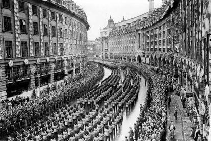 Las calles del centro de Londres atestadas de miles de personas para ver el desfile de los soldados del Ejército británico que precedió a la ceremonia de coronación de Isabel de Inglaterra.