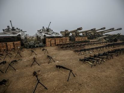 Tanques y armamento de las fuerzas armenias en Nagorno Karabaj, en una exhibición en la localidad azerbaiyana de Signag, el 30 de octubre de 2023.