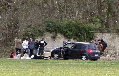 Última víctima mortal de ETA en la localidad de Dammarie-lès-Lys, cerca de París, en Francia. Dispositivo policial formado por decenas de agentes y unos 25 vehículos de las fuerzas de seguridad francesas en el lugar donde un comando de ETA asesinó al policía francés Jean-Serge Nerin, el 17 de marzo de 2010, cuando procedía al robo de varios vehículos en un concesario.