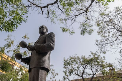 Una escultura homenaje al artista Antonio Machín, frente a la hermandad de Los negritos, en Sevilla. 