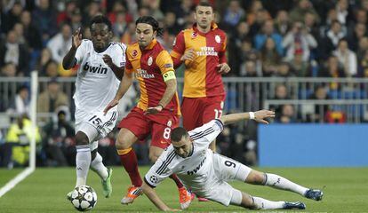 Benzema y Essien luchan por el balón con Inan.