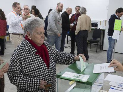 Una pareja de jubilados ejerce su derecho a voto en Sevilla.