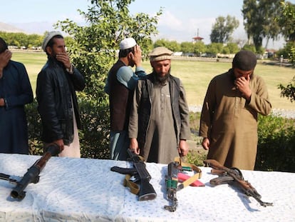 Excombatientes talibanes entregan sus armas este domingo en Jalalabad.  