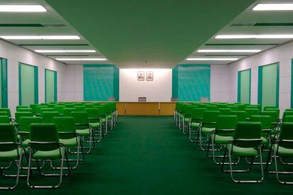 Sala de conferencias, Corea del Norte

Esta foto tomada en 1989 retrata el Estado Reungrado Primero de Mayo, reformado en 2014. El tumblr de North Korea Interiors explora la decoración norcoreana plagada de colores pastel y formas de la era soviética que ya Dazed vinculó hace un par de años a Wes Anderson.
