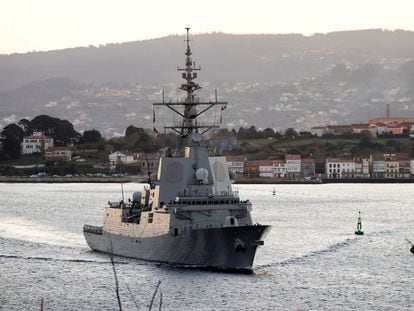 La fragata 'Blas de Lezo' zarpa del Arsenal Militar de Ferrol para dirigirse al mar Negro.