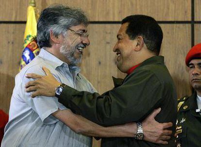 El presidente venezolano, Hugo Chávez, recibe al nuevo presidente de Paraguay, Fernando Lugo. En una rueda de prensa conjunta, Chávez ha amenazado con no vender petróleo a los países que europeos que apliquen la nueva directiva sobre inmigración ilegal