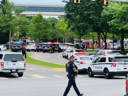 Un policía patrulla en Tulsa (Oklahoma) el miércoles, tras el tiroteo en un hospital que acabó con la vida de cinco personas, incluido el autor.