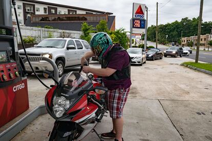 Un hombre llena su motocicleta de gasolina ante el temor por una posible escasez, en Atlanta, este martes.