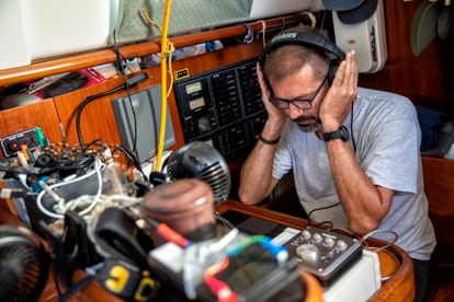 Txema Brotons, el director científico de Tursiops, escucha los sonidos recogidos por el hidrófono que emplean para localizar a los cachalotes. 