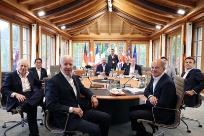 Los líderes del G-7, con el presidente Joe Biden y el canciller Olaf Scholz en primer plano, este martes durante su reunión en la localidad alemana de Elmau.