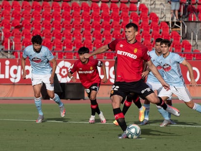 Budimir marca de penalti el 1-0 durante el encuentro entre el Mallorca y el Celta.