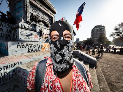 Mujeres chilenas confeccionan sus capuchas como símbolo de su protesta por la igualdad.