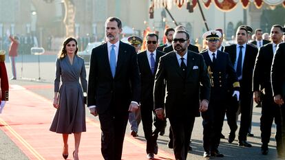 Felipe VI y Mohamed VI y doña Letizia, detrás, durante la visita de Estado de los Reyes de España a Rabat en febrero de 2019.