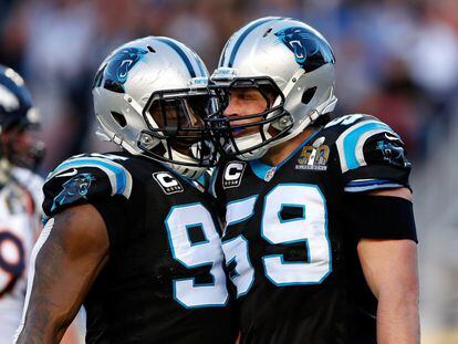 Charles Johnson y Luke Kuechly de los Panthers de Carolina celebran una jugada en el Super Bowl 50.