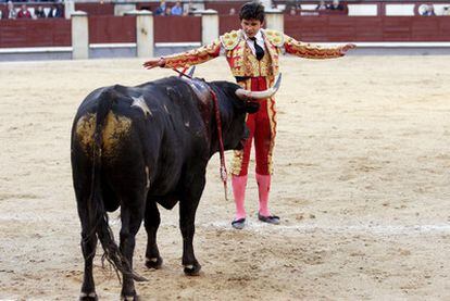 El novillero Juan del Álamo frente a su segundo toro en la quinta jornada de San Isidro en las Ventas.
