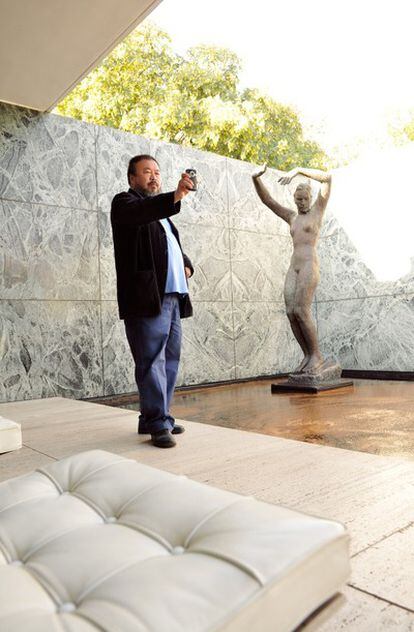 El artista chino Ai Weiwei realizó una performance en el Pabellón Mies Van der Rohe en 2009.