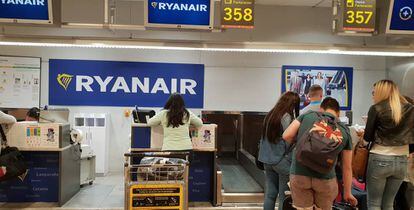 Un mostrador de Ryanair a l'aeroport de Barajas de Madrid.