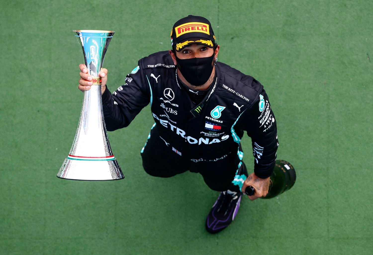 Lewis Hamilton, con el trofeo de ganador.