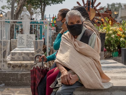 Asistentes al entierro de Uri Robledo, en San Andrés Mixquic.