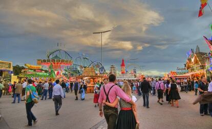 Visitantes en el recinto del Oktoberfest, la fiesta de la cerveza de Múnich (Alemania).