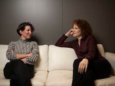 Andrea Valdés y Clara Sanchis. En vídeo, Sanchis recita un fragmento de 'Una habitación propia', de Virginia Woolf, en la versión teatral de María Ruiz.