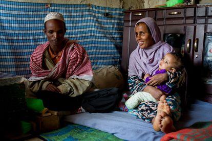 Mohamed Ali, ciego desde los tres meses de edad, fabrica cepillos desde su pequeña casita en el barrio de Mekanisa. Su mujer también perdió la vista de niña, pero la hija de ambos, de siete meses, ve perfectamente.