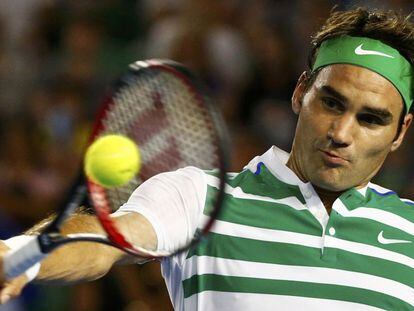 Federer golpea de rev&eacute;s contra Dimitrov.