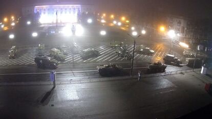 Una cámara pública muestra vehículos de combate rusos en la plaza central de Jersón, en el sur de Ucrania, el pasado 2 de marzo.