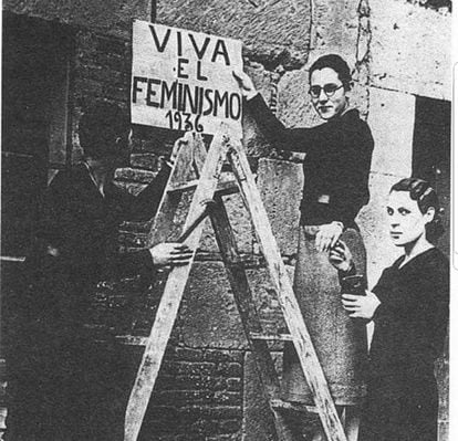 María Telo, en 1936, sobre una escalera colocando un cartel a favor del feminismo.