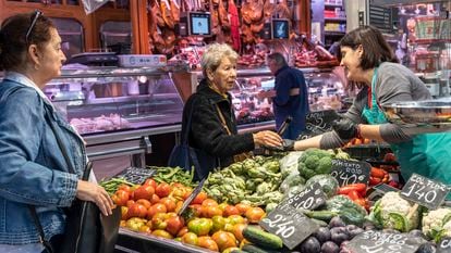 DVD133COMUNIDAD VALENCIANA15/11/2022.- Subida de precios, imágen de el Mercado Central de valencia y sus puestos de verduras, pescados…FOTO,MÒNICA TORRES EL PAÍS