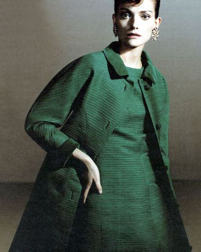 Laura Ponte con un conjunto de vestido y abrigo de 1972 de Pertegaz. La imagen fue tomada para el catálogo de la exposición del Museo Reina Sofía en 2004.