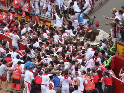 Momento en el cual los toros de Fuente Ymbro llegan al tapón humano que se formo, en la entrada al coso taurino de Pamplona.