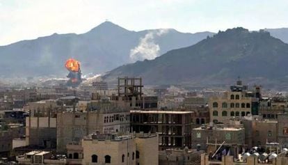 Enfrentamientos entre la guardia presidencial y rebeldes Huthi, este lunes en Saná, Yemen.