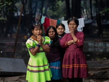 Cuatro mujeres emberá en un campamento dentro del Parque Nacional de Bogotá (Colombia), en abril de 2022.