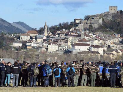 Gendarmes franceses se preparan en el pueblo de Seyne-les-Alpes para regresar al lugar del accidente. 