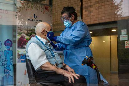 Un usuari de residències rep la vacuna a Badalona.