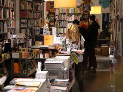 Clientes, hoy jueves, en la librer&iacute;a Panta Rhei, de Madrid.