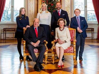 Los reyes Harald y Sonia, y tras ellos el heredero, Haakon, con su esposa Mette Marit y los dos hijos que tienen en común, los príncipes Ingrid Alexandra y Sverre Magnus.
