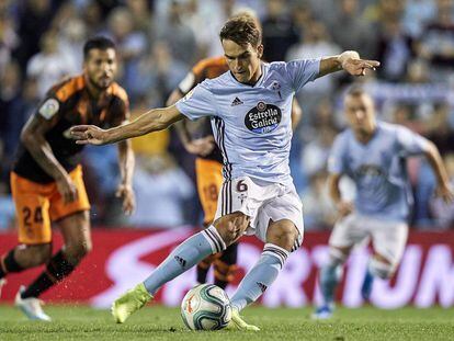 Denis Suárez lanza un penalti contra el Valencia.