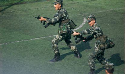 Agentes paramilitares chinos entrenan en un centro deportivo de Shenzhen, en la frontera con Hong Kong.