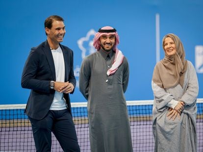 Nadal posa con el príncipe Abdulaziz bin Turki al Said y la presidente de la federación saudí, Arij Mutabagani, el 10 de diciembre durante su visita a Riad.